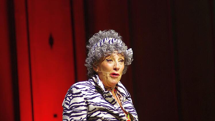 Sissi Perlinger bei ihrem Auftrittt im Kissinger Regentenbau.