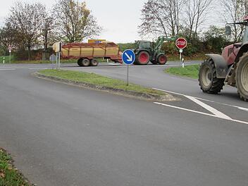 Die Straßenkreuzung zwischen dem Ortsverbindungsweg Langendorf-Elfershausen und der Kreisstraße 37 stufte die Langendorferin Anita Seibold als "gefährlich" ein und empfahl ein Geschwindigkeitslimit. Die Verkehrsbehörde am Landratsamt sieht hier je...
