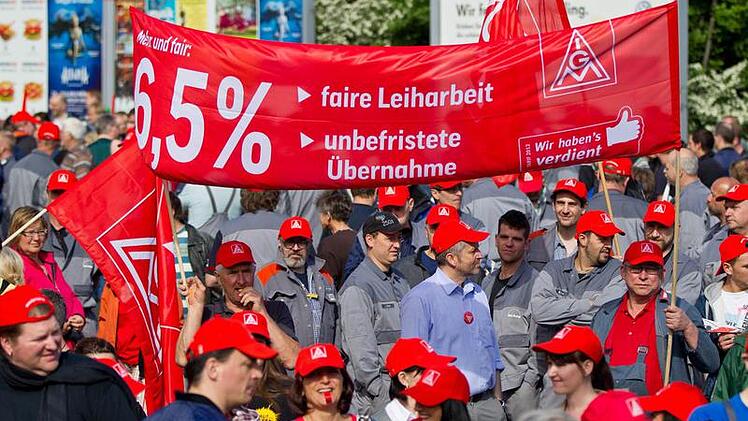 Beschäftigte aus zahlreichen Betrieben aus Nürnberg und dem Umland nahmen  an einer Kundgebung der IG Metall in Nürnberg  teil.  Fotos: Daniel Karmann, dpa