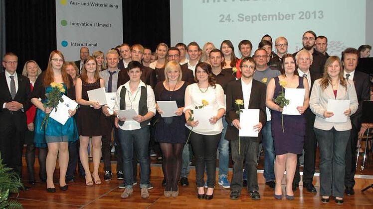 IHK-Pr&auml;sident Friedrich Herdan (rechts) mit den erfolgreichen Absolventen. Fotos: Edwin Mei&szlig;ingher