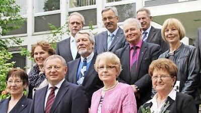 Landrat Thomas Bold (untere Reihe, 2 von links) verabschiedet die ausscheidenden Kreistagsmitglieder.