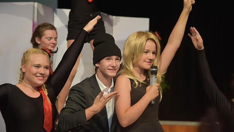 Die Tanzgruppe "Machicks" lud einer Zeitreise ein, mit dabei wer "Helene Fischer". Foto: Gabi Arnold
