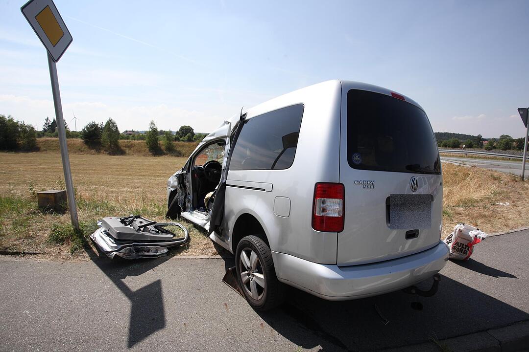 Lkw kracht in abbiegenden Familienwagen - Vier Verletzte