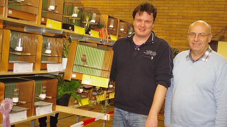 Der Züchter Stephan Greiner (links) zeigt einen seiner rotgrundigen Lizards. Mit im Bild ist Vorsitzender Karl-Heinz Rehm. Foto: Heike Schülein