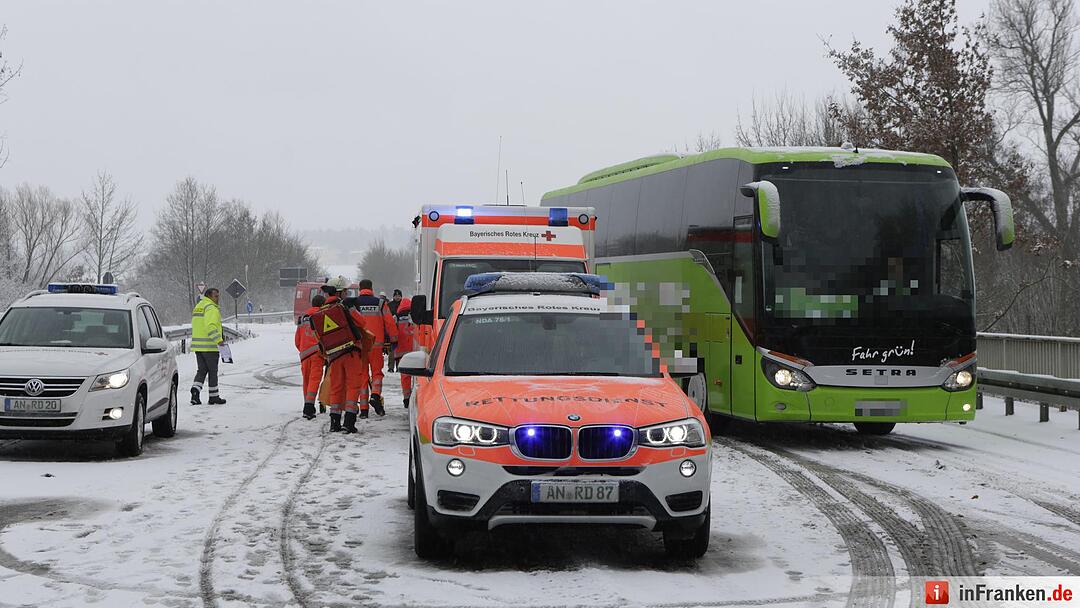 Starker Schneefall: Fünf Schwerverletzte nach Überholvorgang