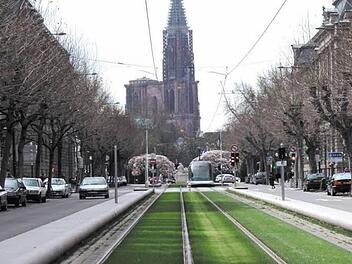 Mit Bildern wie diesem aus Straßburg wollte Hartmut Topp zeigen, dass eine Stadt-Umland-Bahn auch den innerstädtischen Straßenraum aufwerten kann. Foto: privat