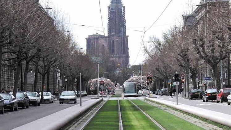 Mit Bildern wie diesem aus Straßburg wollte Hartmut Topp zeigen, dass eine Stadt-Umland-Bahn auch den innerstädtischen Straßenraum aufwerten kann. Foto: privat