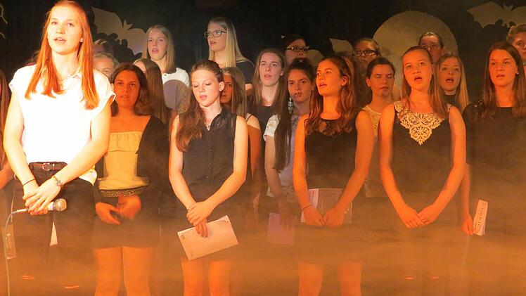 Sangen im Nebel: Mittel- und Oberstufenchor der Klassen 7 - 12. Foto: Doris Bauer