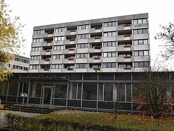 Was wird aus dem ehemaligen Herold-Hochhaus? Mit den Plänen für ein Hotel und so genannte Stadtappartements handelte sich der Eigentümer im Bausenat eine herbe Abfuhr ein. Die Immobilie gilt vielen als Schandfleck im Haingebiet.  Foto: Ronald Rinklef