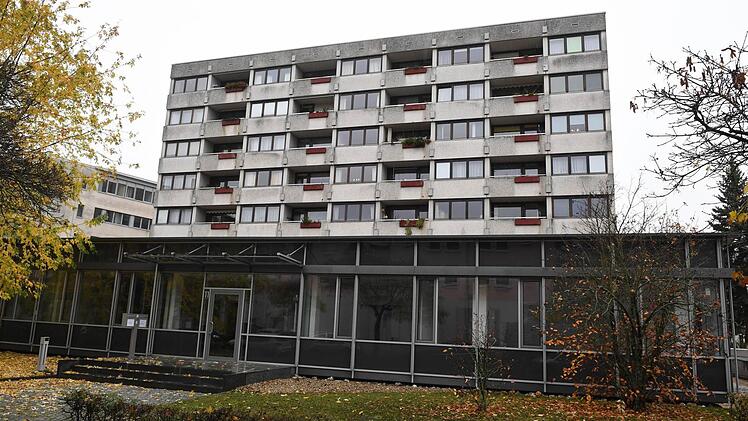 Was wird aus dem ehemaligen Herold-Hochhaus? Mit den Plänen für ein Hotel und so genannte Stadtappartements handelte sich der Eigentümer im Bausenat eine herbe Abfuhr ein. Die Immobilie gilt vielen als Schandfleck im Haingebiet.  Foto: Ronald Rinklef