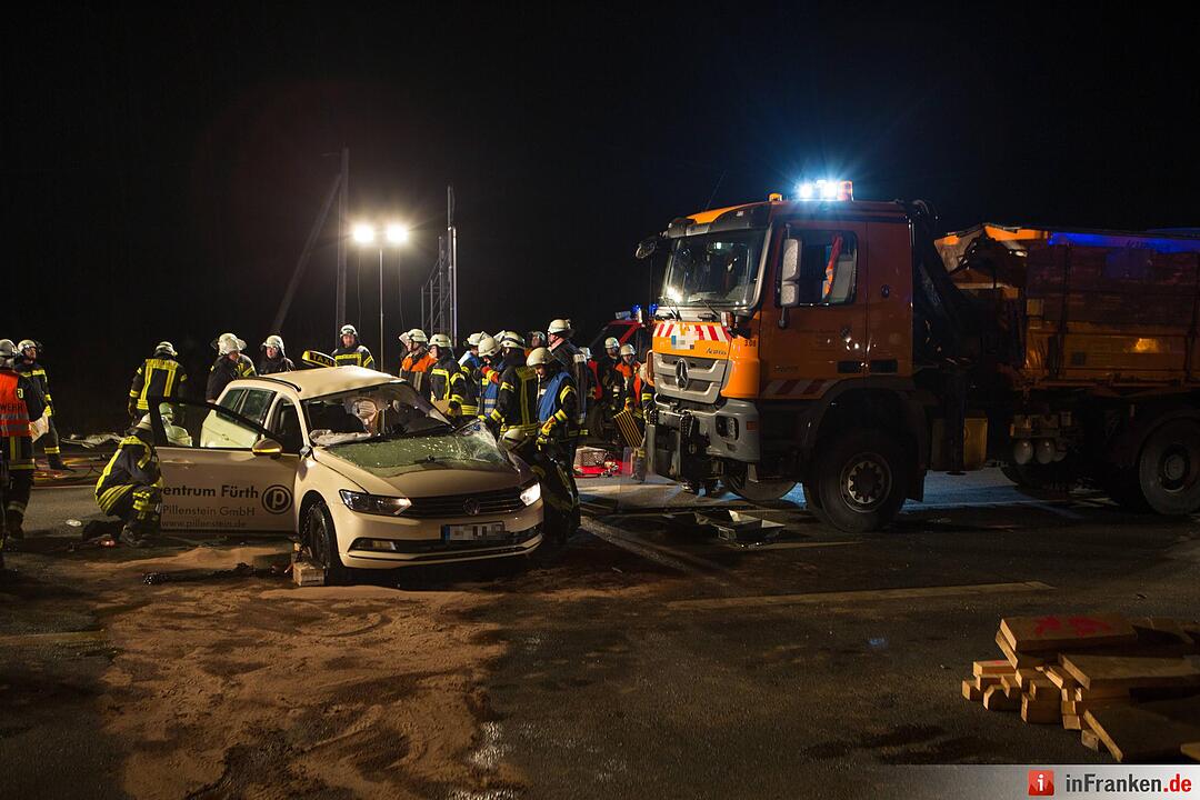 Beim Abbiegen übersehen – Winterdienstfahrzeug und Taxi kollidieren