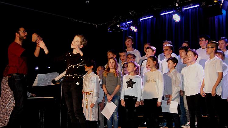 Die Chorklassen aus der 6. Jahrgangsstufe boten das Singspiel "großer Stern, was nun"; hier mit Musiklehrer Sebastian Franz und dem "großen Stern" Elias Fink (von links).Günther Geiling