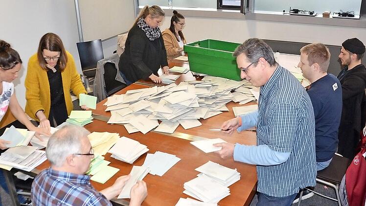 Ein weiterer Briefwahlbezirk im Keller des Rathauses. Punkt 18 Uhr wurden die Stimmzettel zur Auszählung vorbereitet.  Fotos: Bernhard Panzer