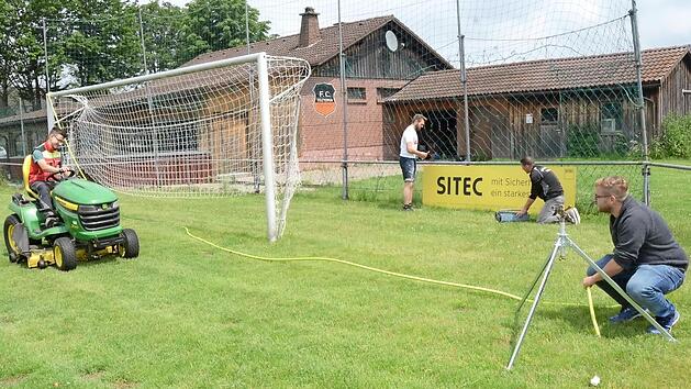 Auf dem Sportgelände des FC Teutonia Haßlach gibt es immer was zu tun. Von links: Lasse Wolfring, Erik Noah Wagner (Zweiter Vorsitzender), Heiko Biesenecker (Erster Vorsitzender), Lukas Wolfring (Sportanlagenbeauftragter, Platzwart)  Foto: Kalr-Heinz Hofmann