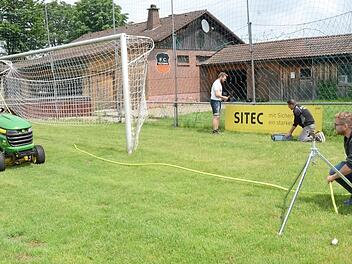 Auf dem Sportgelände des FC Teutonia Haßlach gibt es immer was zu tun. Von links: Lasse Wolfring, Erik Noah Wagner (Zweiter Vorsitzender), Heiko Biesenecker (Erster Vorsitzender), Lukas Wolfring (Sportanlagenbeauftragter, Platzwart)  Foto: Kalr-Heinz Hofmann