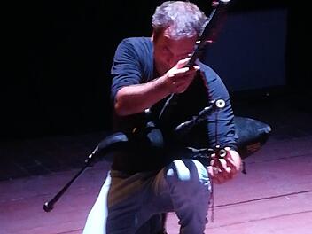 Erwan Keravec bearbeitet seinen Dudelsack.  Foto: Rudolf Görtler