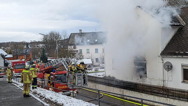 Schwarzenbach: Brand w&uuml;tet in Wohnhaus - starke Rauchentwicklung
