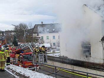 Schwarzenbach: Brand wütet in Wohnhaus - starke Rauchentwicklung