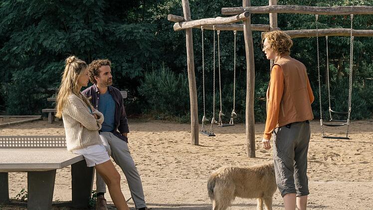 Katrin (Luise Wolfram, rechts), eine Nachbarin von Miriam (Stefanie Stappenbeck) und Markus (Oliver Wnuk), hat so ganz andere Vorstellungen von angemessenem Verhalten als das Ex-Paar.