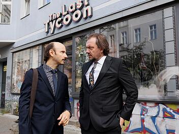 Michael (Charly H&uuml;bner, rechts) ist der Besitzer einer hoch verschuldeten Videothek, den der Journalist (Leon Ullrich) zu einem Helden stilisieren will.