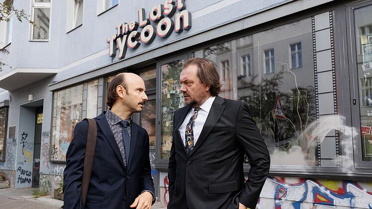 Michael (Charly H&uuml;bner, rechts) ist der Besitzer einer hoch verschuldeten Videothek, den der Journalist (Leon Ullrich) zu einem Helden stilisieren will.