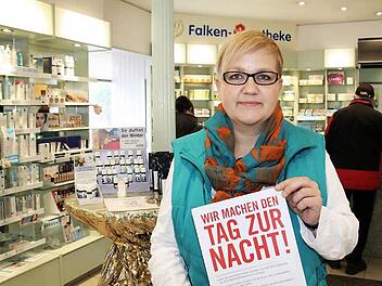 Rita Schubert beteiligt sich am Donnerstag mit ihrer Apotheke in der Bahnhofstraße an der Protestaktion zur Einführung einer Notdienstpauschale. Von 12 bis 13 Uhr werden die Kunden dabei nur über die Notdienstklappe bedient. Foto: Markus Reeh