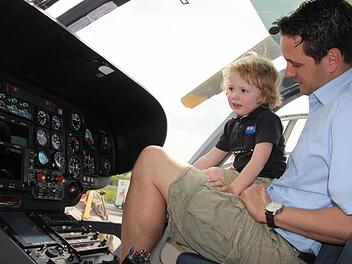 Der kleine Paul staunt über die vielen "Uhren" im Cockpit des "Christoph 18". Der Dreijährige war der jüngste Gast bei der Einweihung des neuen Hangars und Luftrettungsplatzes in Ochsenfurt. Sein Papa Björn Jungbauer vom Rettungszweckverband hatte ihn mitgenommen.