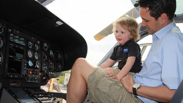 Der kleine Paul staunt über die vielen "Uhren" im Cockpit des "Christoph 18". Der Dreijährige war der jüngste Gast bei der Einweihung des neuen Hangars und Luftrettungsplatzes in Ochsenfurt. Sein Papa Björn Jungbauer vom Rettungszweckverband hatte ihn mitgenommen.
