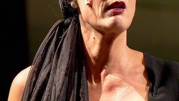 Die leiden einer alternden Diva gestalte Gabriela Künzler in einer Szene aus Andrew Lloyd Webbers "Sunset Boulevard".