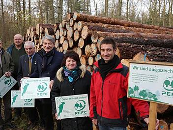 "Wir sind ausgezeichnet" und "Dieser Wald ist anders" verkünden die Schilder im Wald bei Reundorf. Gehalten von links von Dirk Tegelbekkers, Rechtler-Vorstand Franz Invert, Stellv. FVO-Vorsitzenden Georg Neupert, Vorsitzendem Heinrich Rudrof, WBV-Vorsitzender Angelika Morgenroth und Geschäftsführer Patrick Hammerschmidt. Fotos: Barbara Herbst