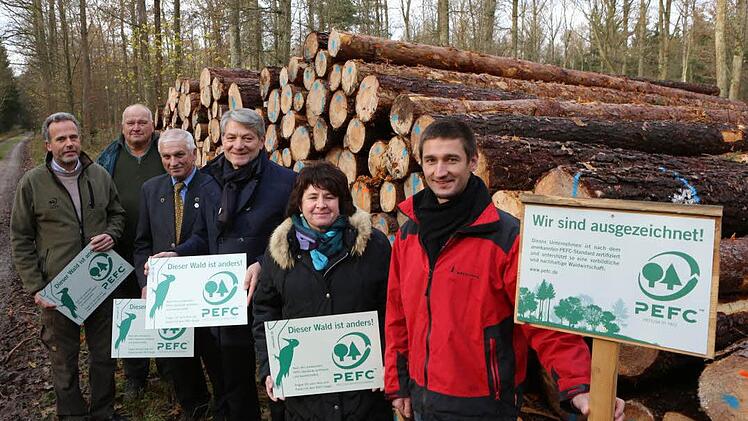 "Wir sind ausgezeichnet" und "Dieser Wald ist anders" verkünden die Schilder im Wald bei Reundorf. Gehalten von links von Dirk Tegelbekkers, Rechtler-Vorstand Franz Invert, Stellv. FVO-Vorsitzenden Georg Neupert, Vorsitzendem Heinrich Rudrof, WBV-Vorsitzender Angelika Morgenroth und Geschäftsführer Patrick Hammerschmidt. Fotos: Barbara Herbst