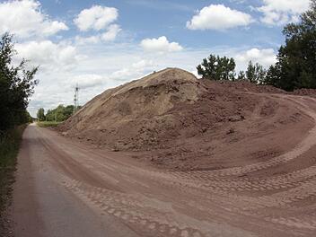 Erdmassen türmen sich auf Burker Flur auf. Fotos: Josef Hofbauer