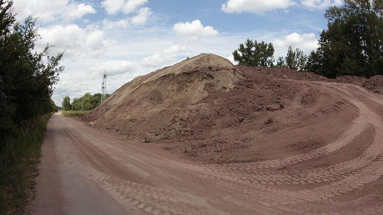 Erdmassen türmen sich auf Burker Flur auf. Fotos: Josef Hofbauer