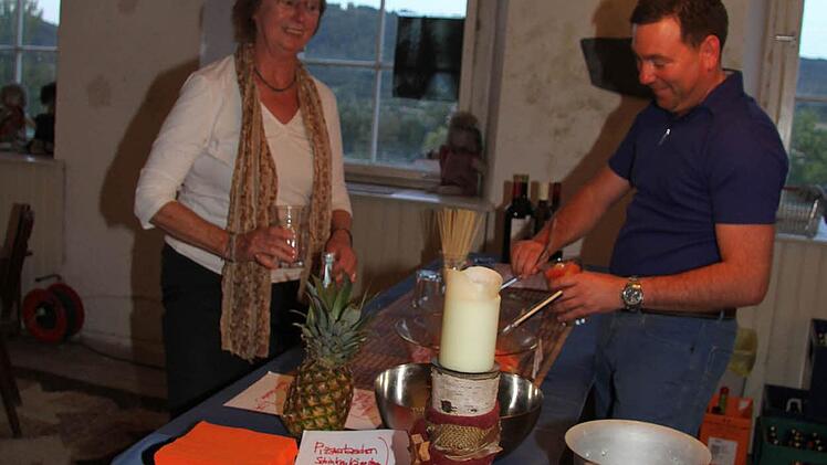 Erstmals wurde der Nebenraum geöffnet. Es gab Bowle und Häppchen für die Besucher.