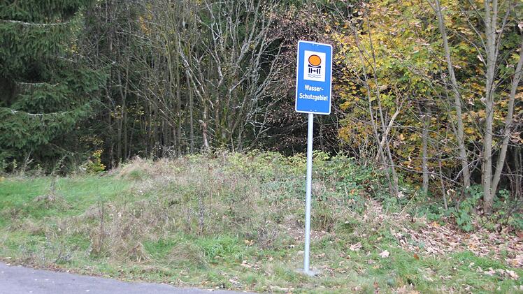 Auf dem kleinen Hügel neben der Straße stand einmal ein Beobachtungsturm. Foto: Friedwald Schedel