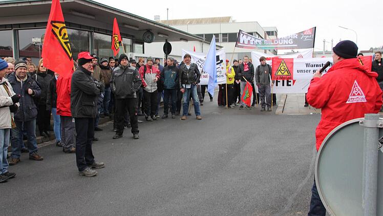Rund 250 Schichtarbeiter versammelten sich vor dem Werkstor.