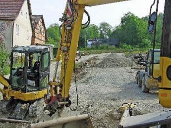 Mit aufwendigem Maschineneinsatz laufen derzeit die Erschließungsarbeiten für das neue Sonnefelder Wohngebiet "Am Dorfberg".  Foto: Oelzner