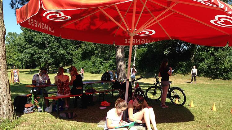 Fast alle Schüler waren in die Organisation des Triathlons eingebunden.  Foto: Daniel Ruppert