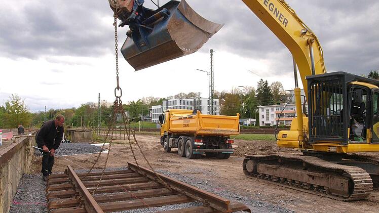 Anfang der Woche hatte eine Baufirma zwei fünf Meter lange alte Gleisjoche vom Creidlitzer Bahnhof geholt und in ein Schotterbett gesetzt. Foto: Christoph Winter