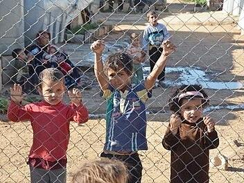 Kinder am Zaun eines Flüchtlingslagers im Libanon  Fotos: p