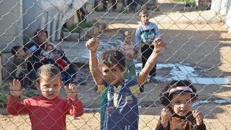 Kinder am Zaun eines Flüchtlingslagers im Libanon  Fotos: p