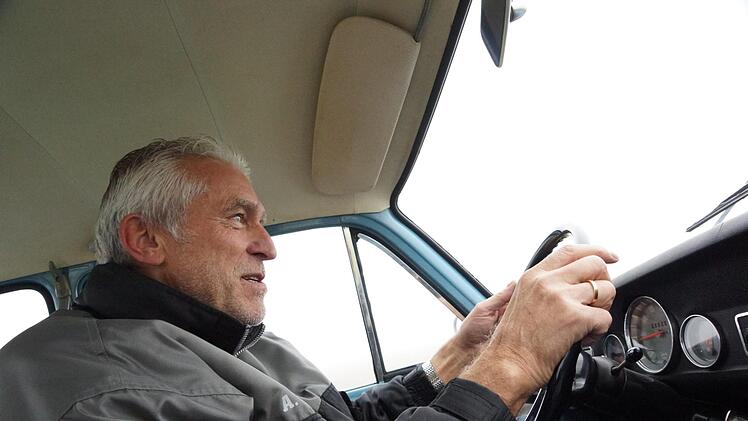 Alfred Haas hat nicht viel Platz hinterm Lenkrad.Foto: Arkadius Guzy