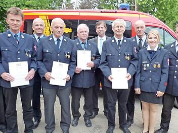 Bei der Ehrung (v. l.): Kreisbrandrat Oliver Flake, Rainer Wiedow, Peter Wollmann, Bürgermeister Hanngörg Zimmermann, Michael Hutzler, Ludwig Schmitt, Landrat Hermann Ulm, Helmut Messingschlager, Kreisbrandmeister Michael Lorke, Vorsitzende Elisa Egelseer-Bogner und Kreisbrandmeister Marco Brendel  Foto: Thomas Weichert