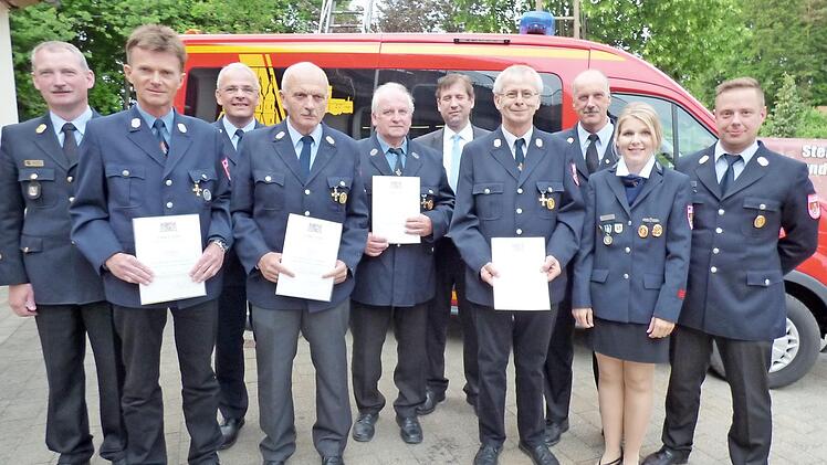 Bei der Ehrung (v. l.): Kreisbrandrat Oliver Flake, Rainer Wiedow, Peter Wollmann, Bürgermeister Hanngörg Zimmermann, Michael Hutzler, Ludwig Schmitt, Landrat Hermann Ulm, Helmut Messingschlager, Kreisbrandmeister Michael Lorke, Vorsitzende Elisa Egelseer-Bogner und Kreisbrandmeister Marco Brendel  Foto: Thomas Weichert