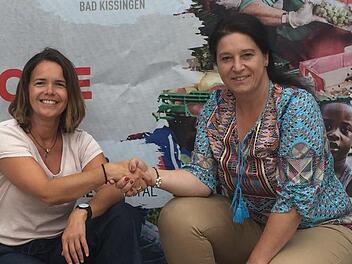 Unser Bild zeigt die Vorsitzende der Bad Kissinger Tafel, Marina Wiesend (links), sowie die Geschäftsführerin der pro-log GmbH, Marion Ripberger (rechts). Foto: Thomas Schmitt