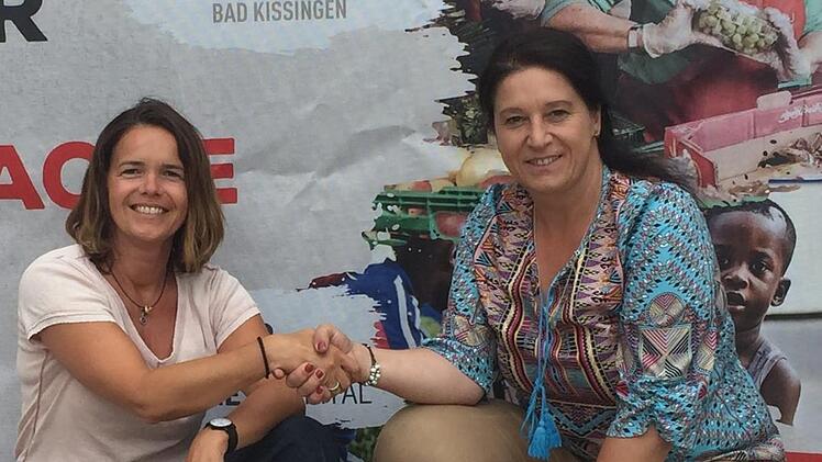 Unser Bild zeigt die Vorsitzende der Bad Kissinger Tafel, Marina Wiesend (links), sowie die Geschäftsführerin der pro-log GmbH, Marion Ripberger (rechts). Foto: Thomas Schmitt