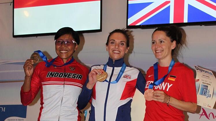 Christine Priegelmeir (re.) präsentiert ihre Medaille