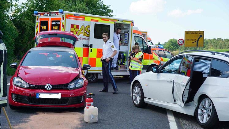 Im Begegnungsverkehr stießen ein Golf und ein  BMW zusammen. Eine Unfallbeteiligte war leicht verletzt, ihr Kind blieb unverletzt.Sänger