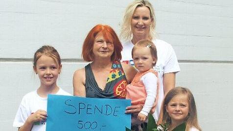 Edel Deckelmann (2.v.li) verkauft ihre "Raah-Kaddn", damit sie spenden und den Kindern etwas Gutes tun kann. Sandra Behrschmidt freut es und die Kinder auch. Foto: Susanne Deuerling