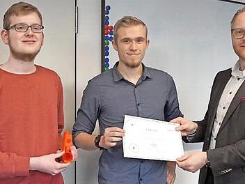 Markus Dinkel und Josef Slezak gewannen den Makeathlon mit einem 3D-gedruckten Hornlautsprecher. Rechts steht Manuel Kolb, der Initiator der Aktion.  Foto: pr